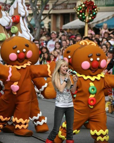 hannah performing in c.. Cinema, tv - Humour - 